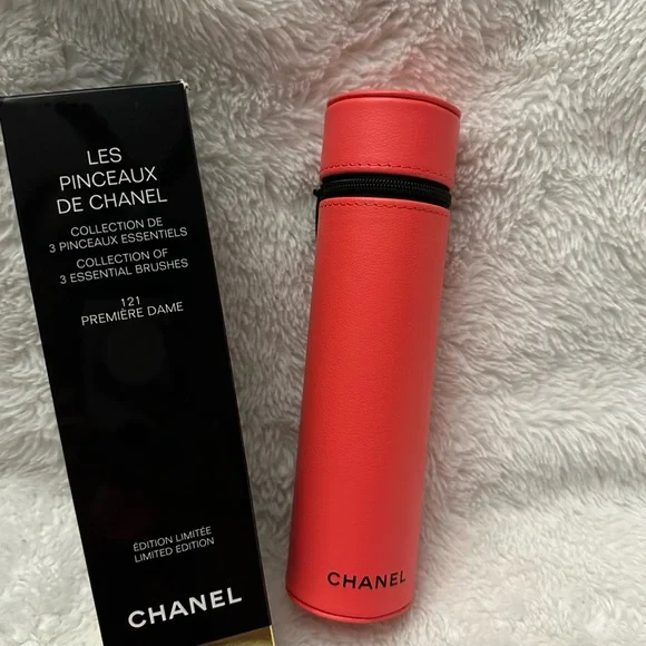 Chanel piece brush set in Premiere Dame 121